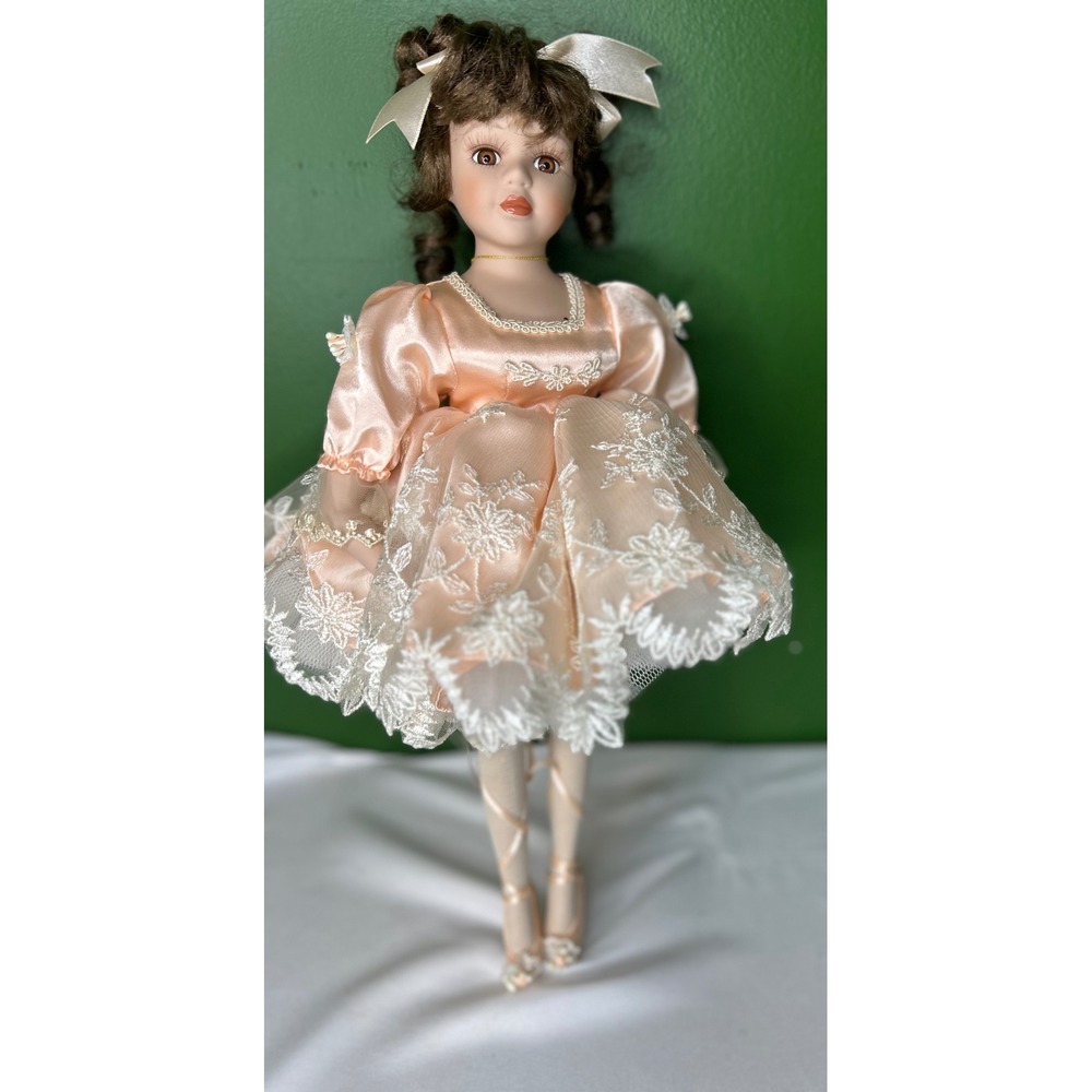 Vintage 1998 Crowne Eloise Porcelain Doll Peach Satin Lace Ballet Dress Artmark